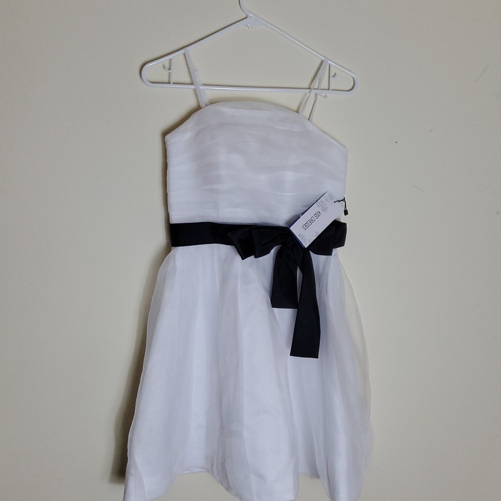 Kiss Formal Black & White Dress. Missing Size tag. SEE Photo for measurements.